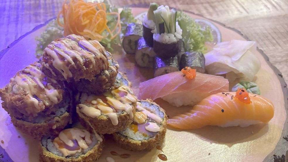 Ein Mix aus klassischem Sushi und einer frittierten Variante überzeugt durch Geschmack und Anrichtung. Foto: Donia Rezkalla