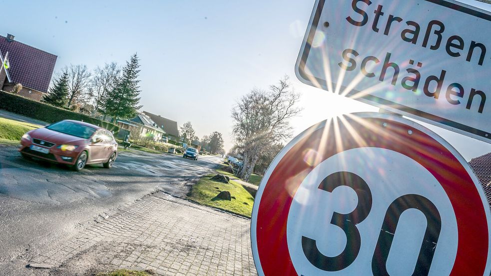Die Löcher sollen mit der Sanierung verschwinden. Tempo 30 wird auf der Rorichmoorer Straße aber bleiben. Foto: Klaus Ortgies