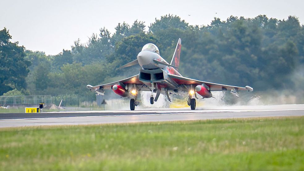 Der erste Eurofighter kehrte am 17. Juli 2025 auf den Flugplatz Wittmundhafen zurück. Foto: Sina Schuldt/dpa