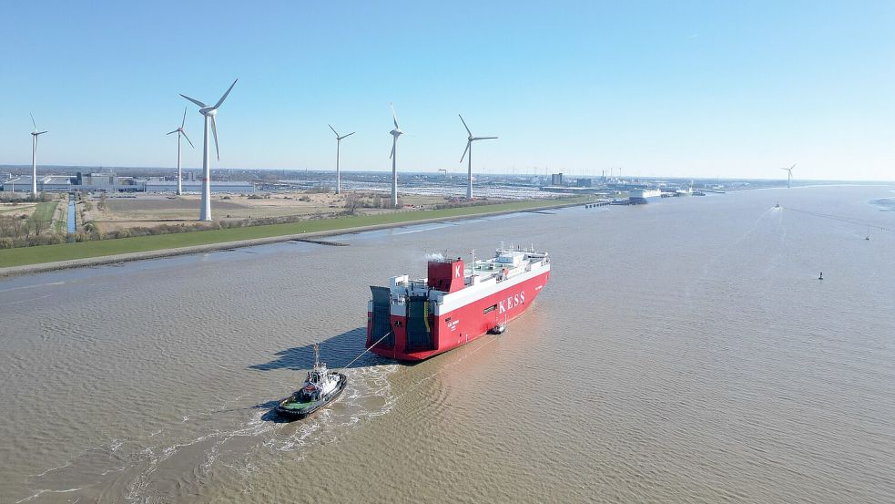 Der Autotransporter Elbe Highway auf der Außenems auf seinem Weg zum Liegeplatz in der Autoverladung. Um die Wirtschaftlichkeit des Hafen zu sichern, soll die Außenems vertieft werden. Foto: Lars Penning/dpa