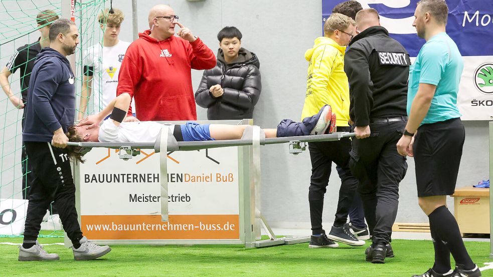 Ein B-Junior der JSG Egels-Popens/Wiesens/Plaggenburg verletzte sich im Finale. Noch am Abend gab es im Krankenhaus Entwarnung: Es ist nichts gerissen oder gebrochen.