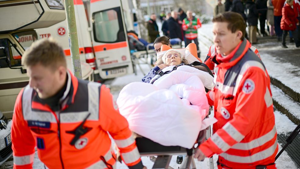 Manche Menschen im Südwesten Berlins müssen in Notunterkünfte verfrachtet werden. Zehntausende Menschen haben aktuell durch einen Anschlag keinen Strom. Foto: Sebastian Gollnow/dpa