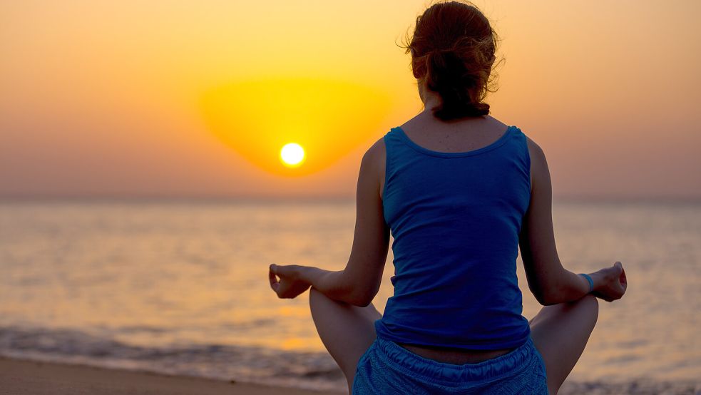 Einen Moment für sich selbst finden: Meditation zwischen Dünen und Nordsee. Foto: freepik