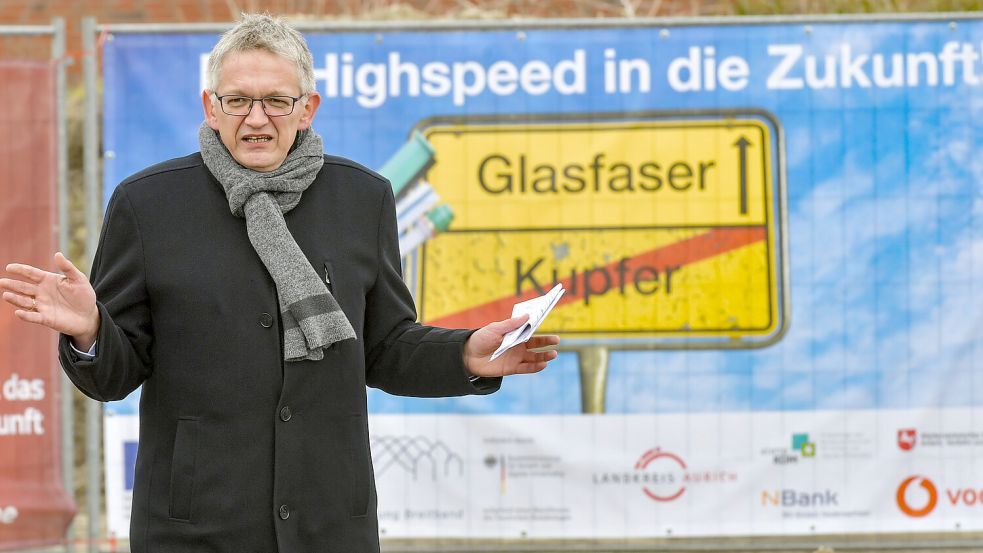 Landrat Olaf Meinen (parteilos) im März 2021 beim ersten Spatenstich zum Breitbandausbau im Landkreis Aurich. Schon damals war das Projekt um eineinhalb Jahre verspätet. Foto: Klaus Ortgies/Archiv