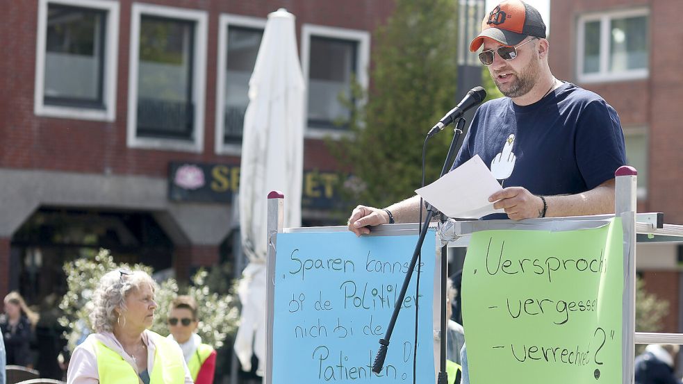 Grünen-Ratsherr Christian Nützel – hier bei einer Demo für die Notfallversorgung in Emden im Mai 2025 – gibt sein Ratsmandat ab. Foto: Jens Doden/Archiv
