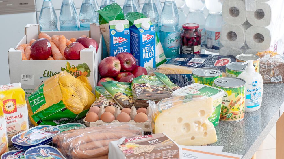 Lebensmittel und Produkte des täglichen Bedarfs liegen auf einem Küchentisch. Sinnvoll ist, für den Katastrophenfall einen Notvorrat zu haben. Foto: Jens Büttner/dpa