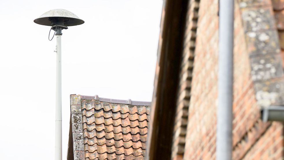 Der Landkreis Aurich baut derzeit wieder ein Sirenennetz zur Warnung der Bevölkerung auf. Symbolfoto: Julian Stratenschulte/dpa