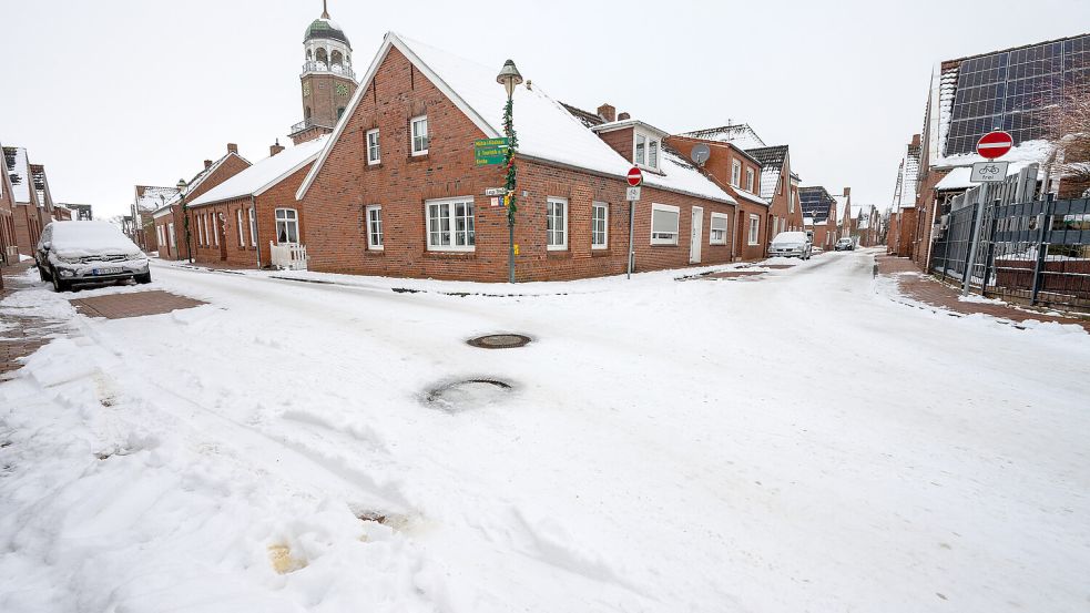 In Jemgum werden wie andernorts auch nicht alle Straßen von Schnee und Eis befreit. Foto: Klaus Ortgies