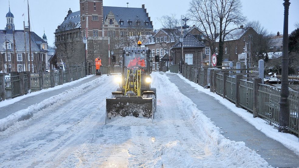 Auch in der Stadt Leer ist der Winterdienst derzeit gefordert. Foto: Bodo Wolters/Archiv