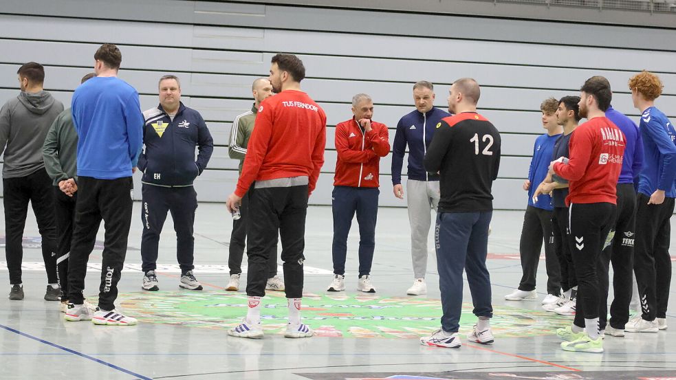 Erste kurze Besprechung nach der Weihnachtspause vor dem Trainingsauftakt. Fotos: Theo Gerken