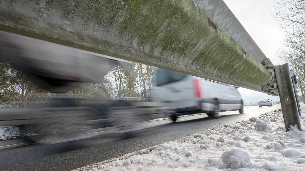 Die Schutzplanken, die umgangssprachlich auch Leitplanken genannt werden, sollen Autofahrer auch vor Kollisionen mit Bäumen bewahren. Foto: Klaus Ortgies