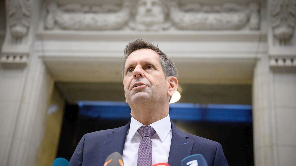Olaf Lies ist gegen ein landesweites Böllerverbot. Foto: Bernd von Jutrczenka/dpa