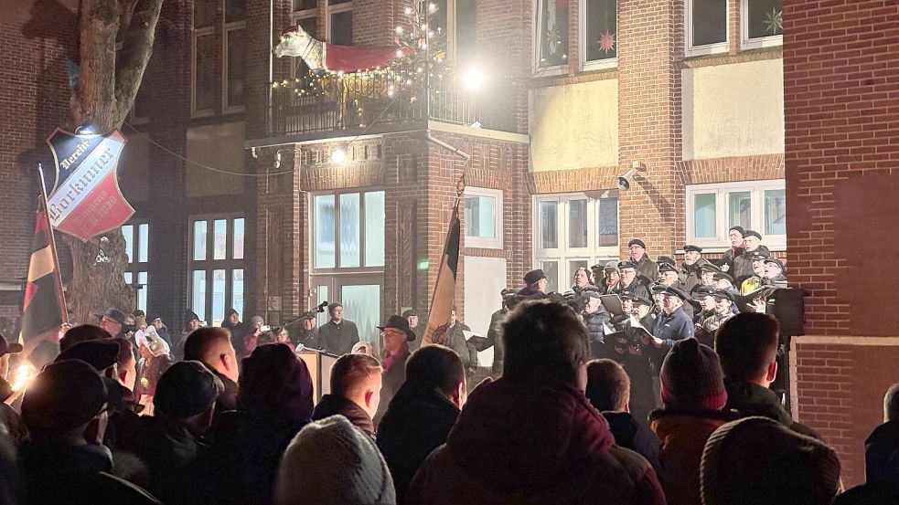 Beim Olljahrssingen darf der Männerchor des Jungsverein nicht fehlen. Foto: Florian Ferber