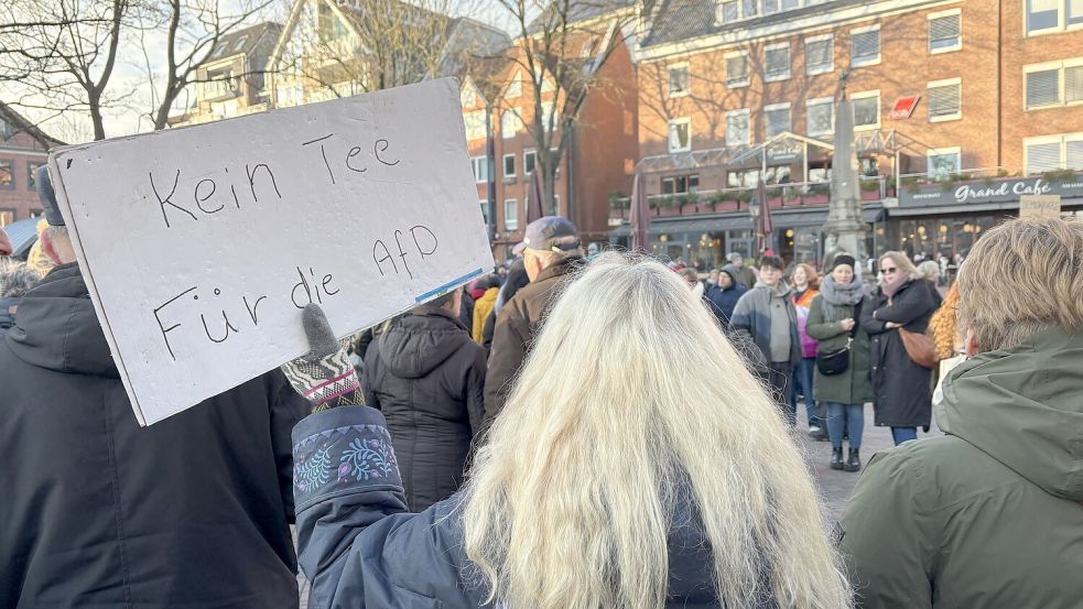 Bei einer Spontan-Demo mit dem Titel „Wir sind die Brandmauer“ kamen vor knapp einem Jahr mehr als Tausend Menschen in den Emder Stadtgarten. Dazu aufgerufen hatten Privatleute, die sich auch im Verein „Ostfriesland demokratisch“ engagieren. Foto: Mona Hanssen/Archiv