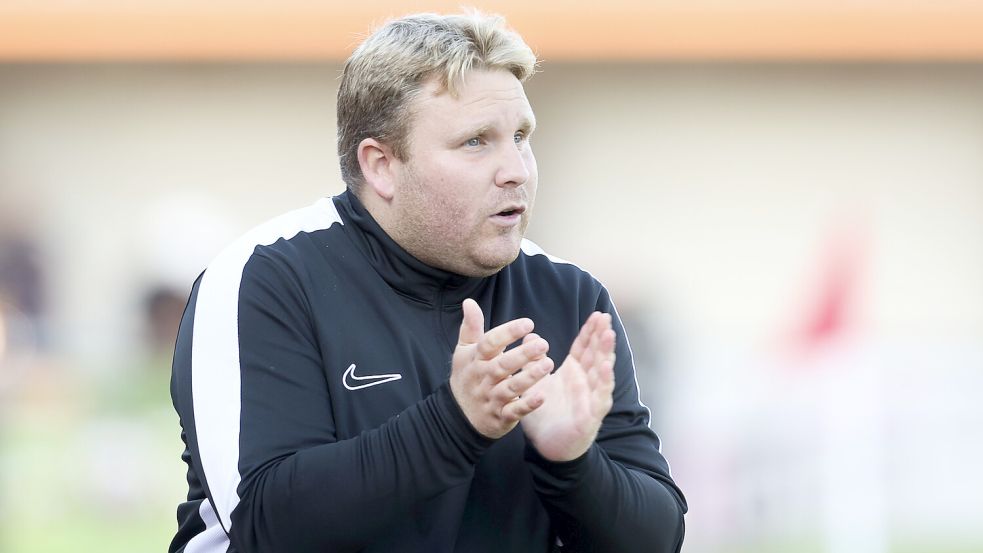 Jan-Niklas Eickels ist seit Sommer Trainer des VFL Germania Leer. Foto: Jens Doden/ Emden