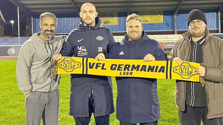 Der Sportliche Leiter Erhan Colak (links) freut sich, dass der A-Jugend-Trainer Timon Necknig (Zweiter von links) ab Sommer als Co-Trainer zur Germania kommt. Bisher besteht das Trainerteam aus Trainer Jan-Niklas Eickels (Zweiter von rechts) und Torwarttrainer Nico Scholl. Foto: Verein