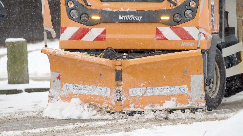 Die BSAG hat ihren Winterdienst verstärkt und setzt unter anderem spezielle Schneepflüge und enteisende Sonderdienste ein. Foto: imago images/Steinsiek.ch