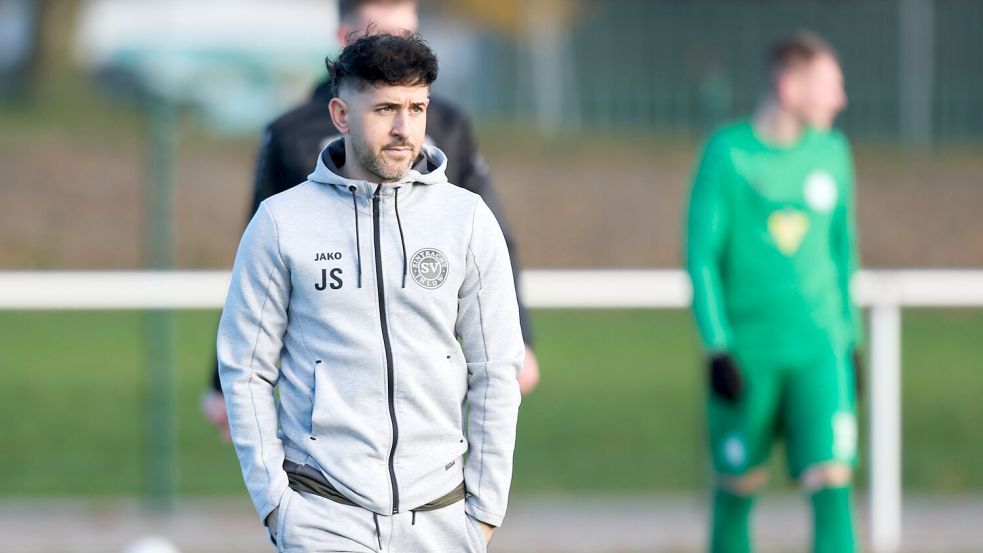 Eintracht Ihlow und Trainer Jannik Swieter waren mit dem Ablauf der Spielabsage nicht einverstanden. Foto: Jens Doden/Emden