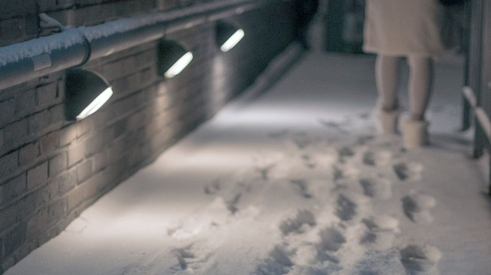 Spuren im Schnee: Die weiße Pracht muss auf Gehwegen weggeschafft werden. Symbolfoto: Pixabay