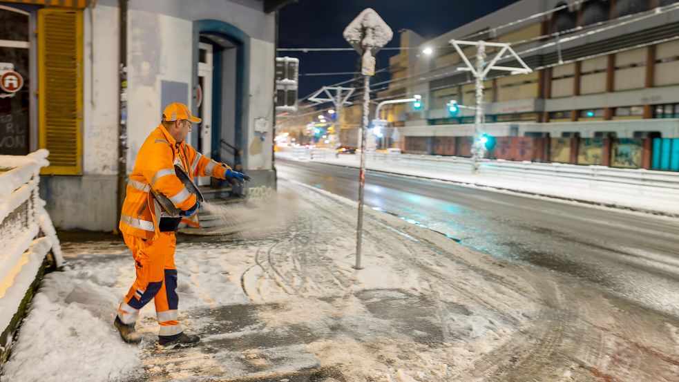 Streusalz im Einsatz: In einigen Fällen ist es in Ordnung, Streusalz zu nutzen. Foto: Philipp von Ditfurth/dpa