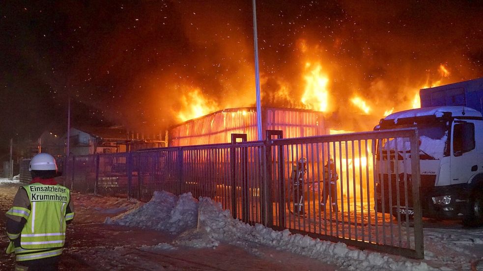Die Lagerhalle in Pewsum stand am Donnerstagmorgen im Vollbrand. Sie war nicht mehr zu retten. Fotos: Feuerwehr