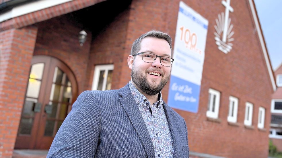Thomas Jähnel ist 2014 der Liebe wegen nach Ostfriesland gezogen und seit 2024 der Gemeindevorsteher der Neuapostolischen Kirche in Großefehn. Foto: Nicole Böning