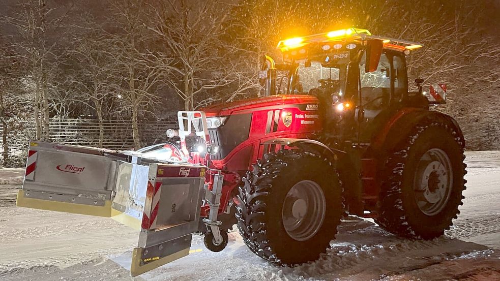 Zum Zubehör des Wiesmoorer Einsatztraktors gehört auch ein großer Räumschild. Damit ist die Freiwillige Feuerwehr der Blumenstadt gut für Tief „Elli“ gerüstet. Foto: FF Wiesmoor