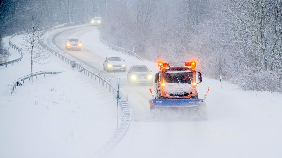 Winterdienst im Einsatz: Heftige Schneefälle drohen auch in den kommenden Tagen in Niedersachsen Foto: dpa/Julian Stratenschulte