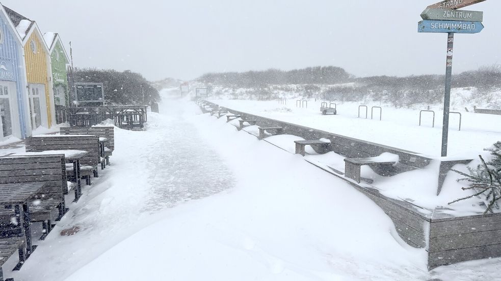 Schnee statt Sand: Der Weg zum Langeooger Strand. Foto: Klaus Kremer