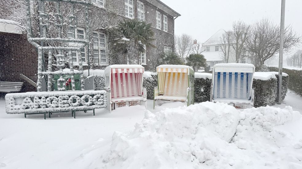 Schneegestöber vor dem Langeooger Rathaus. Foto: Klaus Kremer