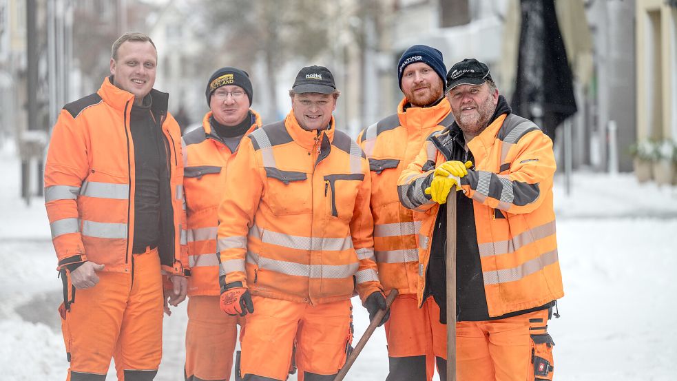 Auch in Leer wird der Schnee weggeschaufelt. Foto: Klaus Ortgies