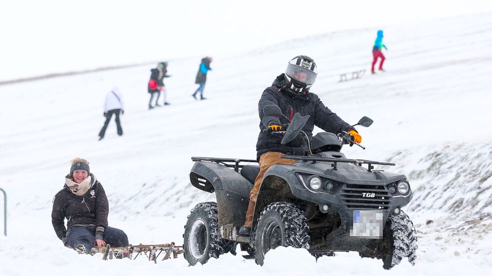 In Emden lag so viel Schnee, dass viele Emder ihre Schlitten und Co. hervorgeholt haben. Foto: Jens Doden