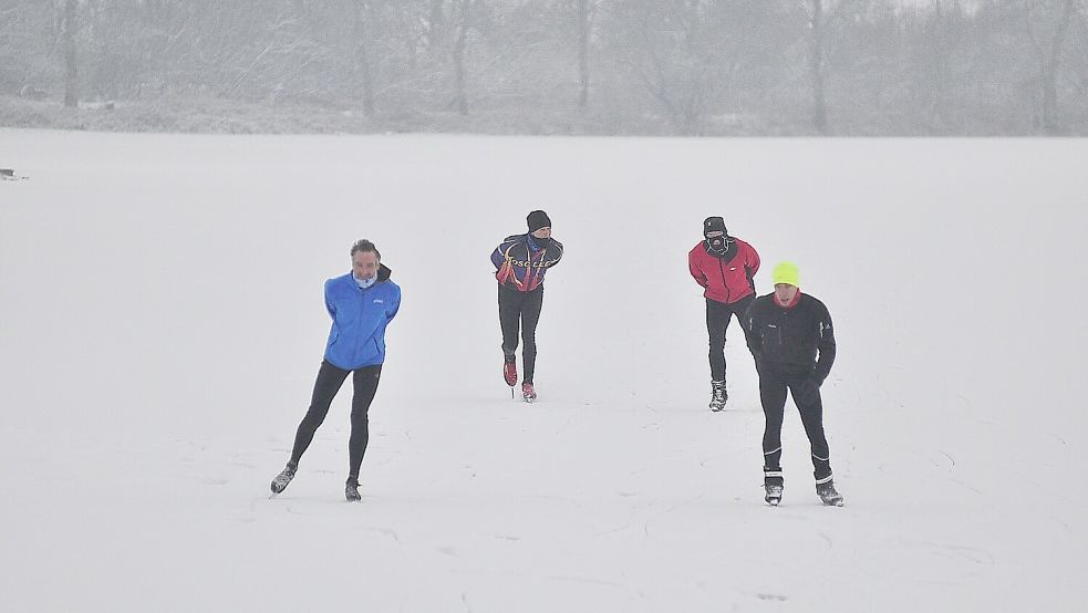 Eislaufen ist in Neermoor grundsätzlich auch auf Schnee nicht unmöglich. Das zeigt dieses Foto aus früheren Zeiten. Foto: Archiv