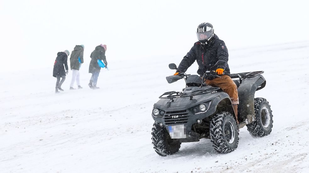 In Emden lag am Freitag so viel Schnee, dass viele Emder ihre Schlitten und Co. hervorgeholt haben. Auf den Straßen war hingegen mehr Vorsicht geboten. Foto: Jens Doden