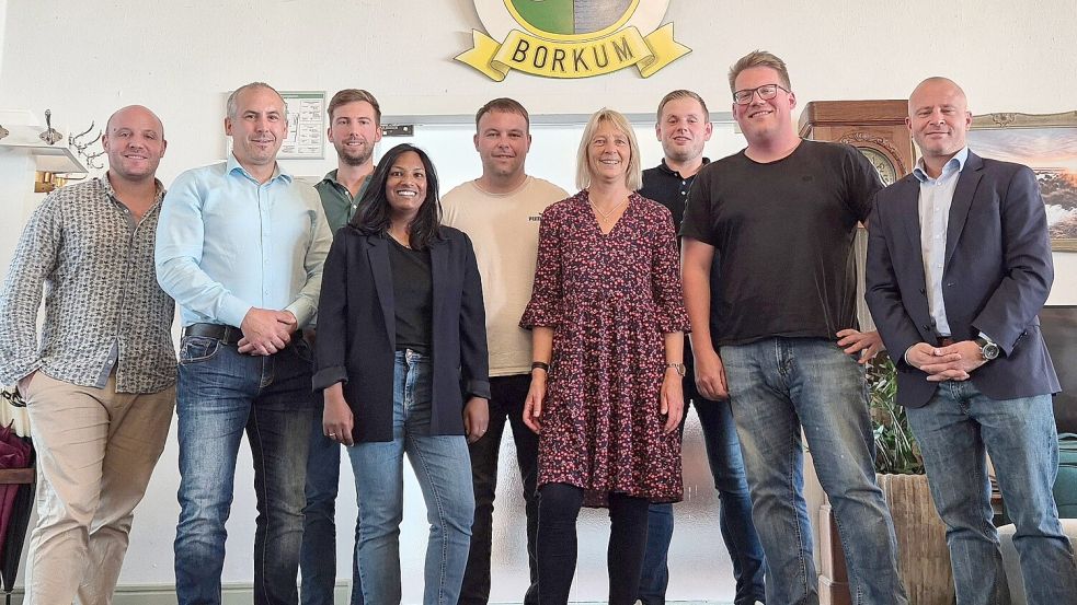 Ende August 2024 rief das Gründungsteam die Wohnraumgenossenschaftsprojekt: Hubert Rummeni (von links), Hinnerk Tiedeken, Niklas Meeuw, Mirjam Zurborg-Brendel, Marius Okken, Brigitte Müller, Marc Arends, Tim Lehrke, Uli Mitterer (Genossenschaftsverband Weser Ems). Auf dem Bild fehlten seinerzeit Andreas Behr und Torsten Müller. Foto: privat/Archiv