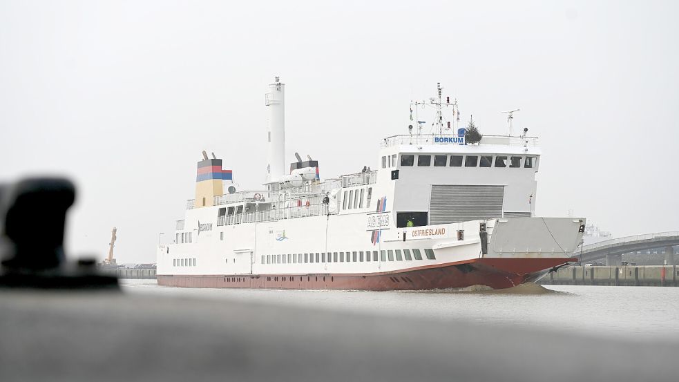 Das Wetter macht auch der Borkumfähre zu schaffen. Foto: Lars Penning/dpa