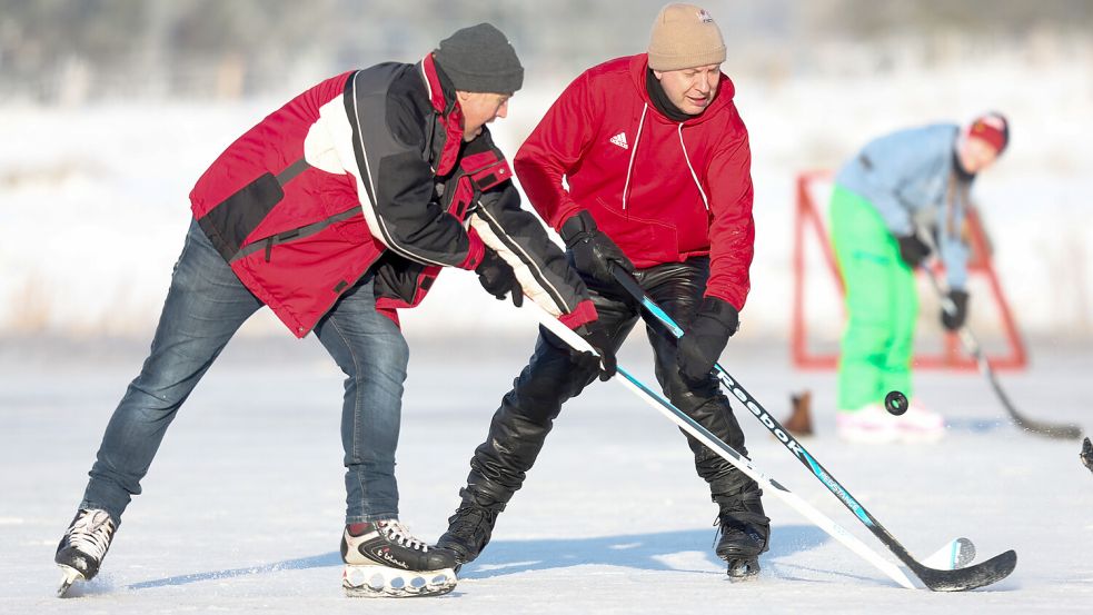 Auf der zugefrorenen Fläche in Neermoor sind auch einige Eishockeyspieler dabei. Foto: Jens Doden/Emden