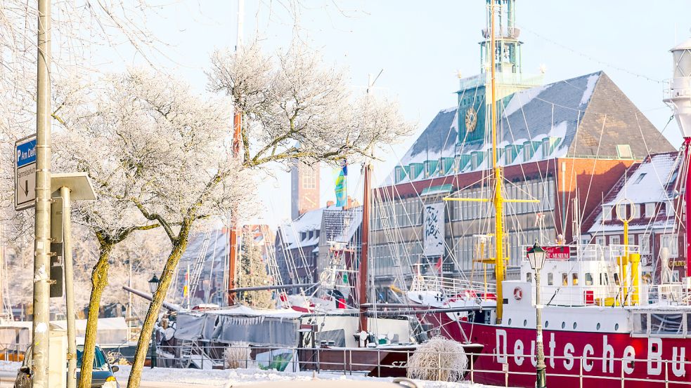 Blick auf den Emder Delft und das Rathaus: So schön winterlich sah es am Sonntag in Emden aus. Foto: Jens Doden