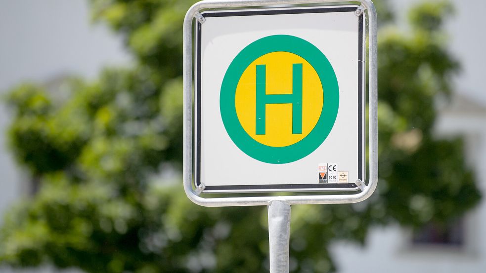 Der Busverkehr in Ostfriesland startet am Montag erst später. Foto: Marijan Murat/dpa