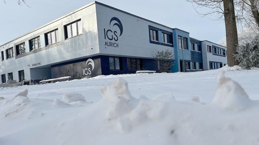 Der Schnee an der IGS Aurich ist noch frei von Fußspuren. Und kann dies auch am Montag noch bleiben. Im Landkreis Aurich bleiben die allgemeinbildenden Schulen geschlossen. Foto: Mieke Matthes