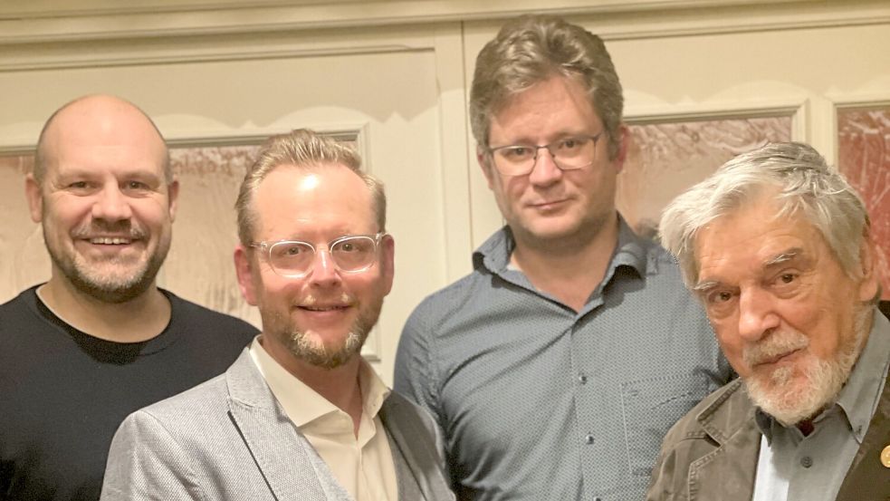 Zusammen mit Torsten Stephan (Zweiter von links) freuen sich die FDP-Mitglieder Sascha Balzen, Klaus Ringwald und Helmut Sprang. Foto: FDP-Ortsverband Uplengen