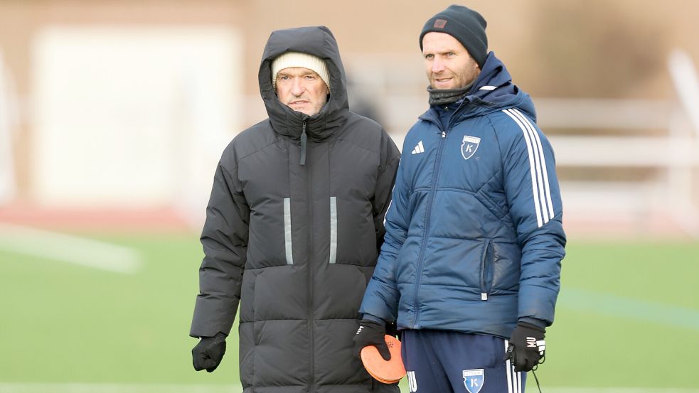 Zum Trainingsstart an diesem Mittwoch können Stefan Emmerling (links) und Co-Trainer Markus Unger die Winterklamotten ablegen. Kickers weicht in die Soccerhalle aus. Foto: Jens Doden/Emden