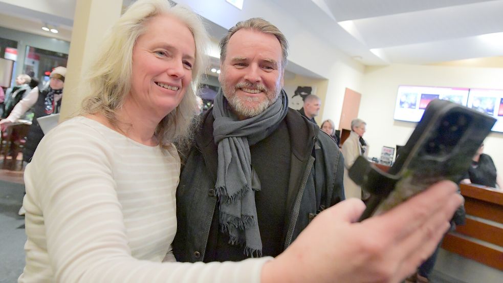 Helga Christ aus Remels hat 2024 bei der Premiere ein Foto mit Jan „Brocki“ Brockhorst (Felix Vörtler) gemacht. Foto: Klaus Ortgies/Archiv