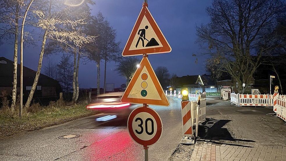 Derzeit (30. Dezember 2025) ist die Baustelle an der Uphuser Straße noch eingerichtet. Eigentlich sollte die Sanierung des letzten Bauabschnitts im Dezember abgeschlossen sein. Foto: Mona Hanssen