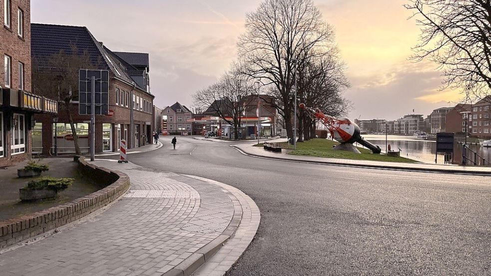 Die Martin-Faber-Straße soll bis April 2026 fertig saniert sein. Ein großer Abschnitt am Falderndelft sieht schon gut aus. Die Markierungen fehlen noch – insbesondere für den breiten Superradweg. Foto: Mona Hanssen