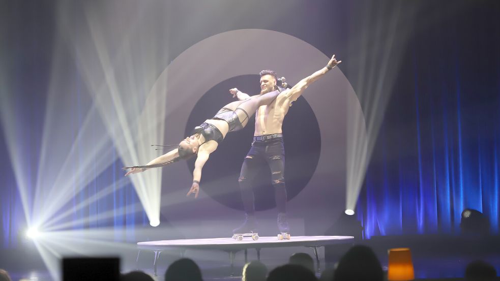 Alyona und Vova zeigen im GOP Varieté-Theater Bremen auf ihren Rollschuhen eine Performance auf engstem Raum. Foto: Melanie Hohmann
