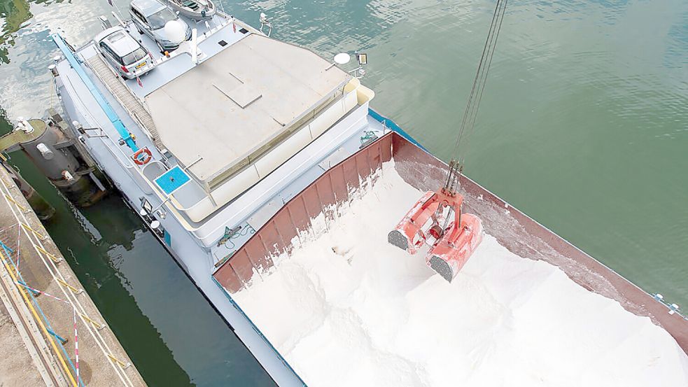 Eine der Salzproduktionsstätten der deutsch-niederländischen Firma Nobian liegt nicht weit von der Gemeinde Bunde entfernt in Delfzijl. Von dort aus wird das Salz unter anderem in Schiffe verladen und zu den Kunden gebracht. Foto: Studio Dijkgraaf/Nobian