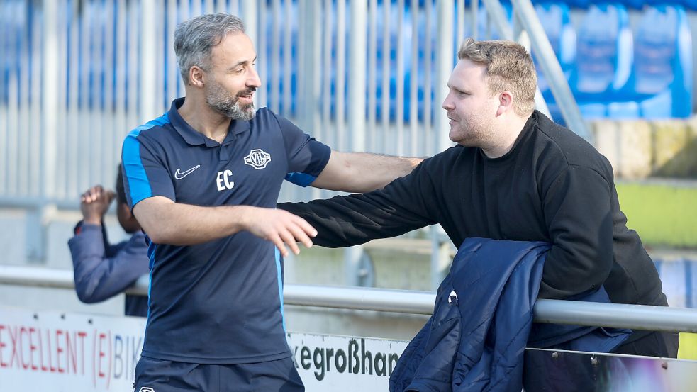 Der Sportliche Leiter Erhan Colak und Trainer Jan-Niklas Eickels müssen sich nach einem neuen Torwart umschauen. Foto: Jens Doden, Emden