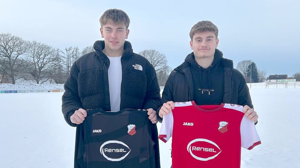 Florian Demhartner (links) und Erik Slacki (rechts) präsentieren das Trikot ihres neuen Klubs. Foto: Fortuna Veenhusen