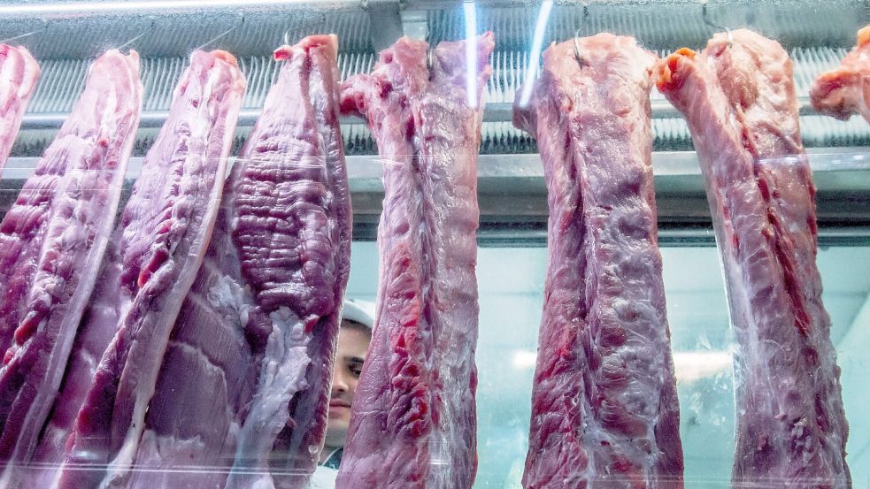 Große Stücke von argentinischem Rindfleisch hängen in einem Geschäft in Sao Paulo. Foto: Cris Faga/ZUMA Wire/dpa
